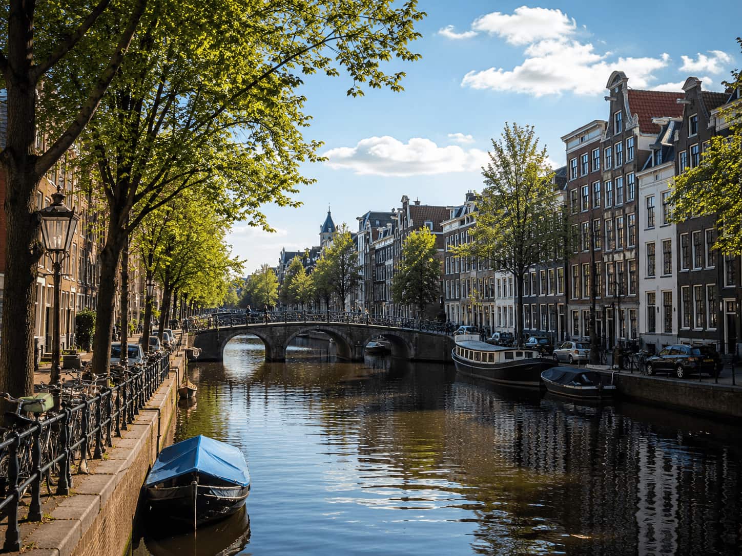Barca su un canale di Amsterdam