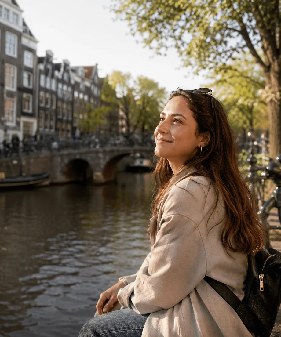 Viaggiatrice che sorride accanto a un canale